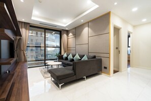 Luxury Apartment, 2 Bedrooms, Balcony, City View | Ruang tamu | 60 inci sebuah televisyen pintar dengan digital 