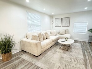 Smart TV - Stylish and Central |Near Tampa Airport (Tampa)