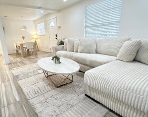 Smart TV - Stylish and Central |Near Tampa Airport (Tampa)