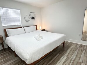 2 bedrooms, iron/ironing board, travel cot, free WiFi - Stylish and Central |Near Tampa Airport (Tampa)