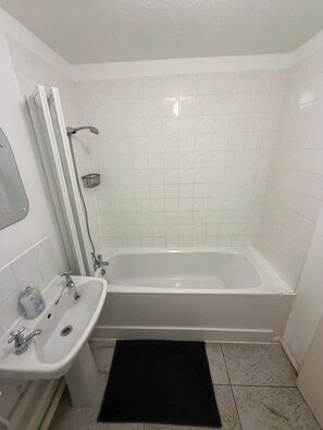 Hair dryer, towels, toilet paper - BMC | 7 Maynard Court - 1BR Flat (Enfield) (Enfield)