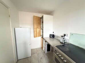 Private kitchen - BMC | 7 Maynard Court - 1BR Flat (Enfield) (Enfield)