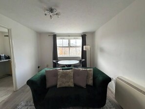 Smart TV - BMC | 7 Maynard Court - 1BR Flat (Enfield) (Enfield)