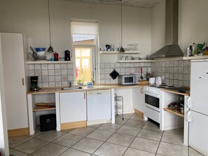 Frigorífico, microondas, horno y lavavajillas