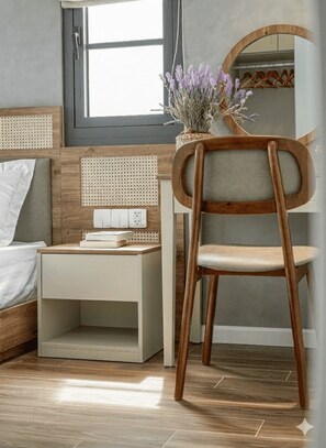 Stórt Deluxe-einbýlishús - svalir - útsýni yfir port | Skrifborð, vinnuaðstaða fyrir fartölvur, hljóðeinangrun