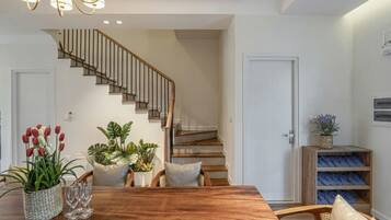 Deluxe Villa, Balcony, Courtyard View | Dining