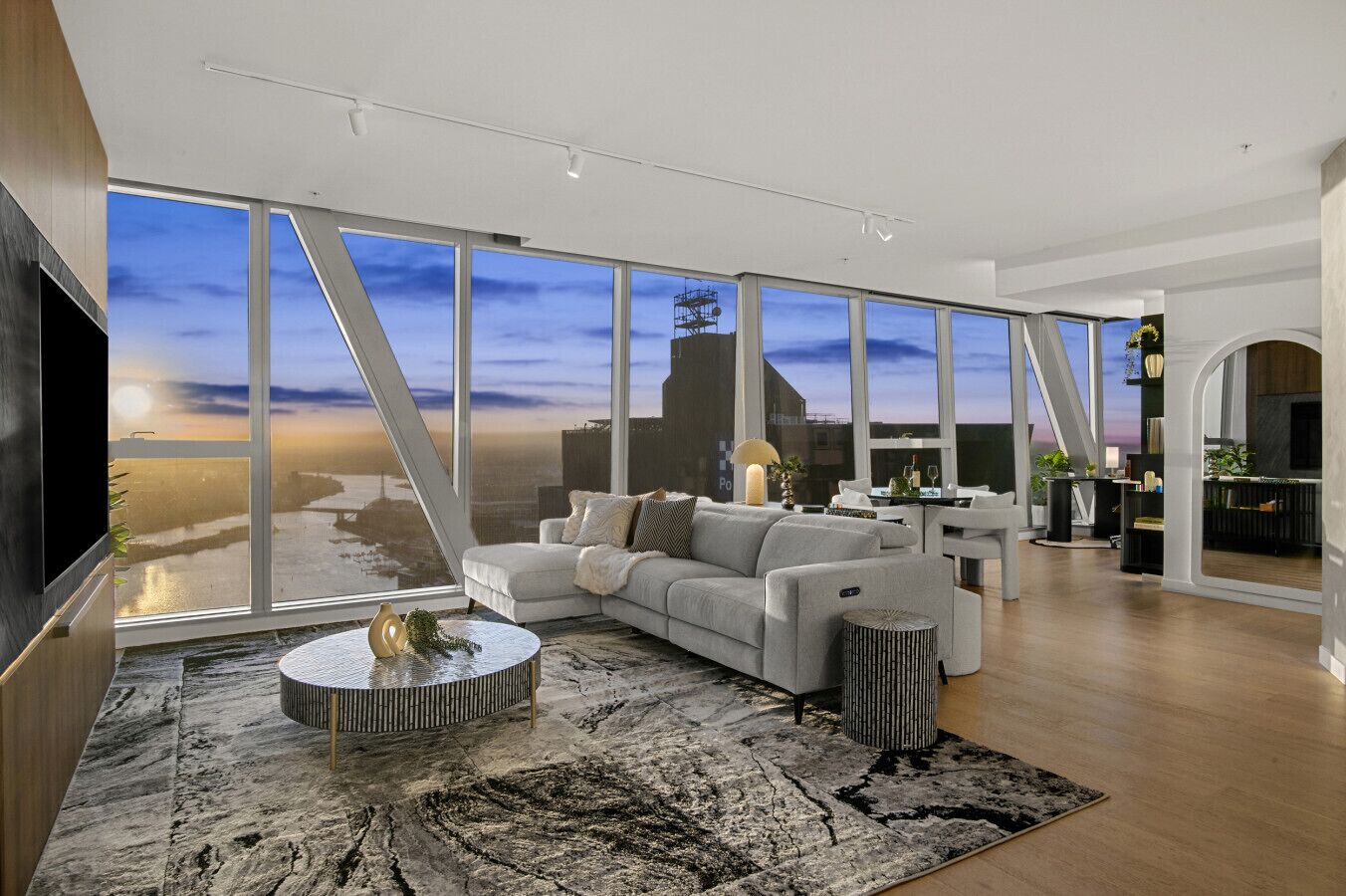 Fernseher, Kamin, Bücher, Stereoanlage