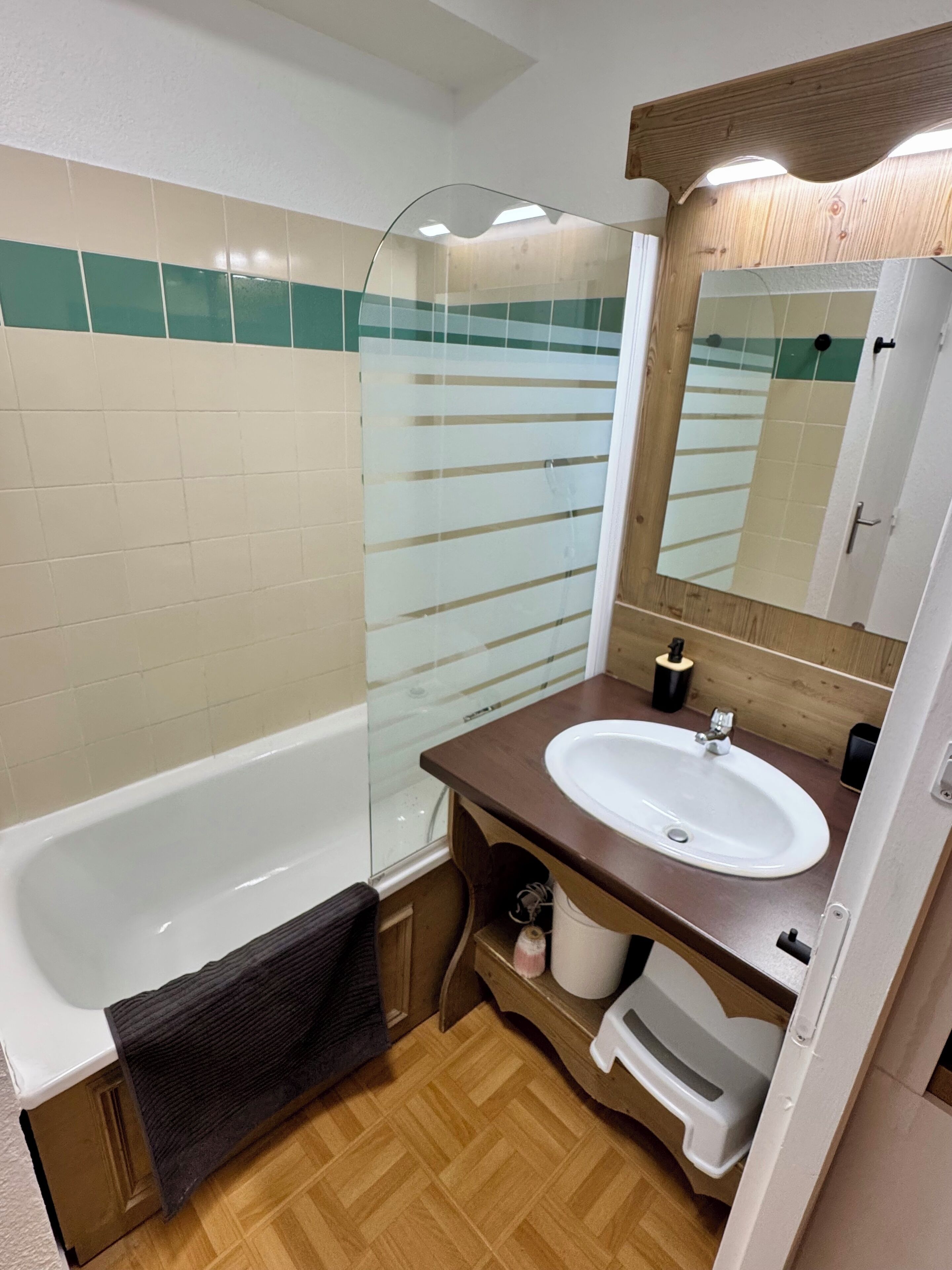 Sèche-cheveux, savon, papier toilette