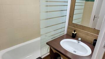 Sèche-cheveux, savon, papier toilette