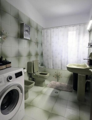 Hair dryer, bidet, towels, soap - Spacious 3-Bedroom Historic Home inside the Byzantine Castle (Ιωάννινα)