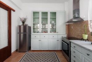 Microwave, oven, stovetop, dishwasher - Spacious 3-Bedroom Historic Home inside the Byzantine Castle (Ιωάννινα)