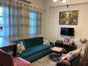 TV, fireplace - Spacious 3-Bedroom Historic Home inside the Byzantine Castle (Ιωάννινα)