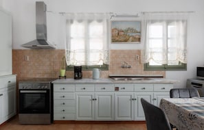 Mikrobølgeovn, ovn, kokeplater og oppvaskmaskin