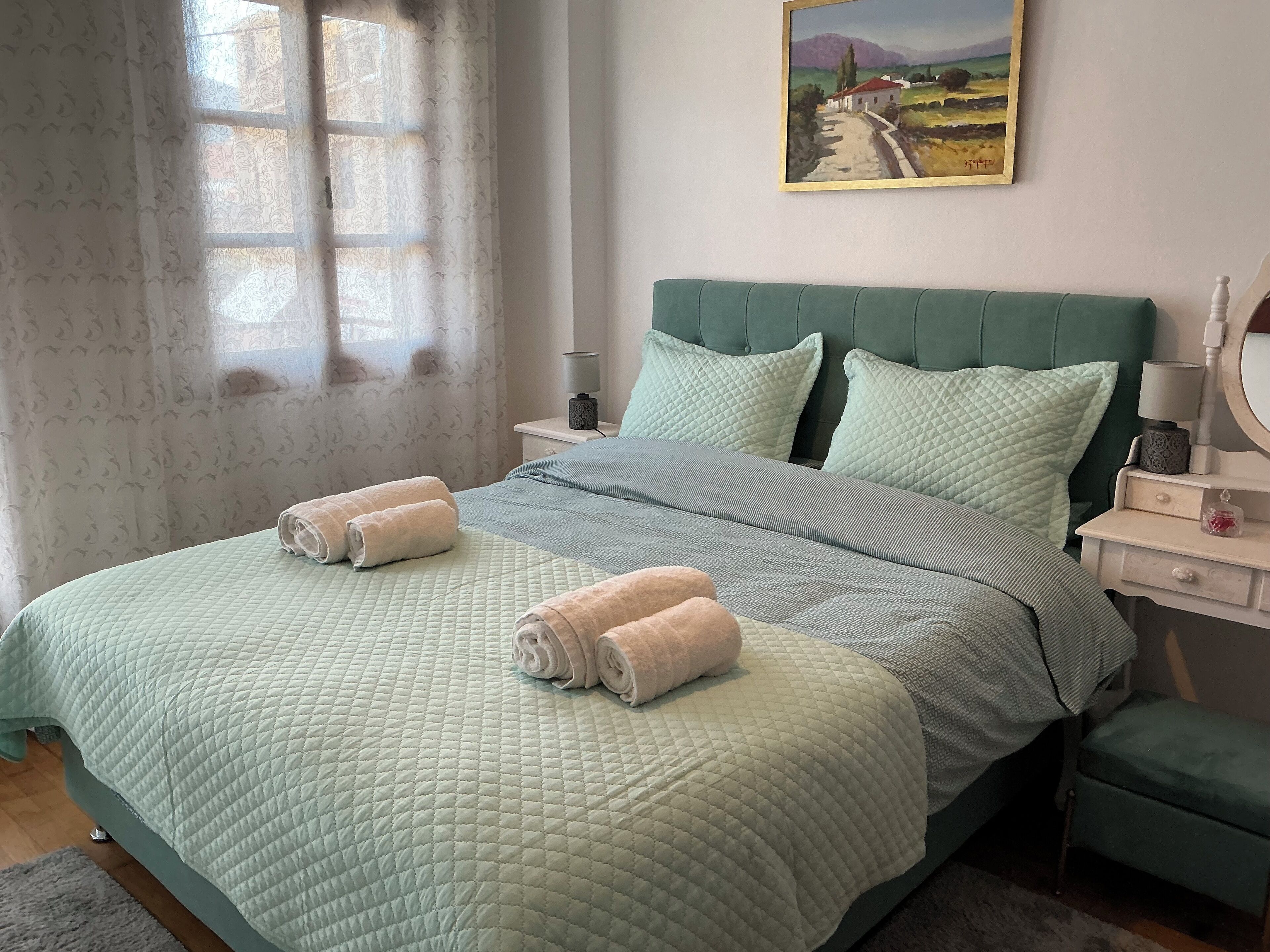 3 bedrooms, iron/ironing board, internet, bed sheets