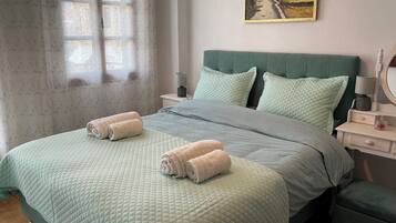 3 bedrooms, iron/ironing board, internet, bed sheets