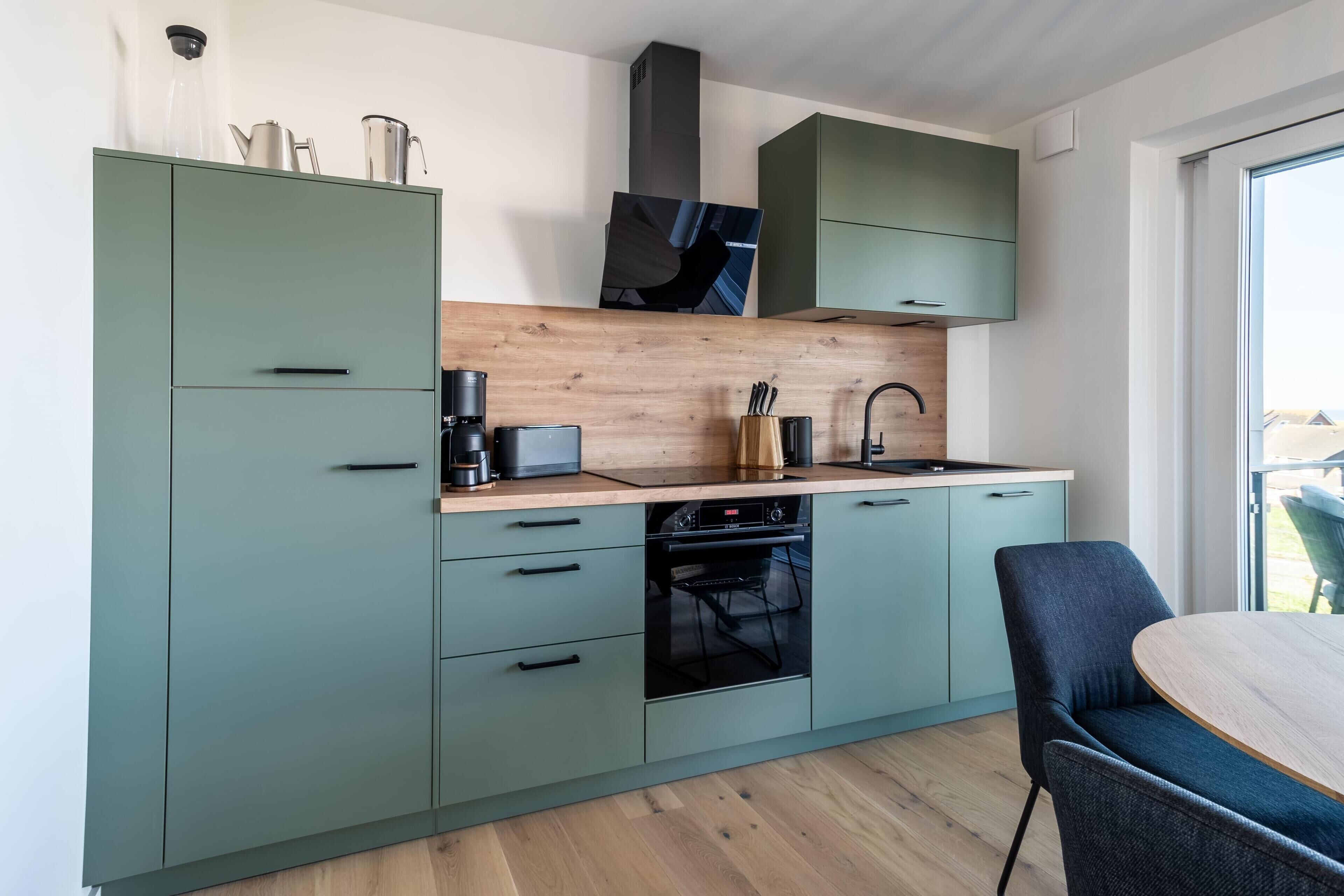 Wasserkocher mit Kaffee-/Teezubehör, Kühlschrank, Mikrowelle, Ofen