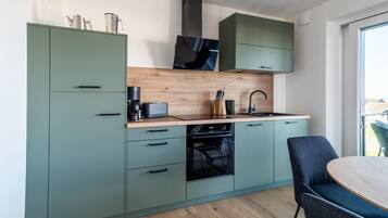 Wasserkocher mit Kaffee-/Teezubehör, Kühlschrank, Mikrowelle, Ofen