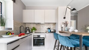 Kühlschrank, Mikrowelle, Ofen, Herdplatte