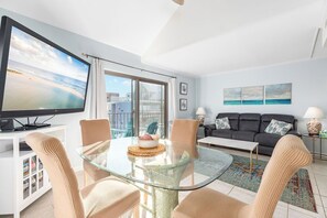 Living area - Lovely 2 BD with a loft and outdoor pool just steps to the beach. (Ocean City)