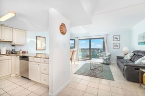 Living area - Lovely 2 BD with a loft and outdoor pool just steps to the beach. (Ocean City)