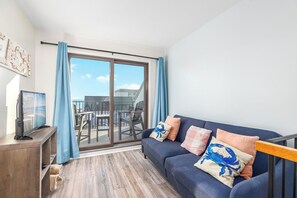 Living area - Lovely 2 BD with a loft and outdoor pool just steps to the beach. (Ocean City)