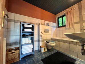 Hair dryer, towels, soap, toilet paper - Forest house in the Ore Mountains (Augustusburg)
