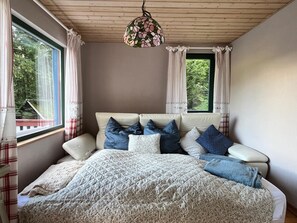 2 bedrooms, free WiFi, bed sheets - Forest house in the Ore Mountains (Augustusburg)