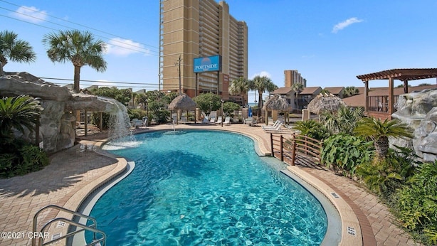 Um hotel com área de piscina, incluindo um elemento aquático e espreguiçadeiras.
