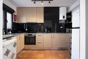 Fridge, microwave, oven, dishwasher - Âncora Mar - Vilamoura Marina with pool by HD (Vilamoura)