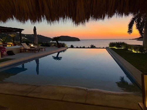 Terrific 4-bedroom villa, private pool and Zihua bay views. Service included!