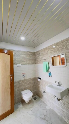 Đồ dùng nhà tắm miễn phí, máy sấy tóc, dép đi trong nhà 