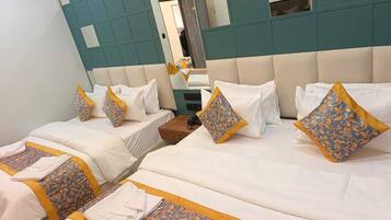 Perhehuone, kaupunkinäköala | Tallelokero huoneessa, työpöytä