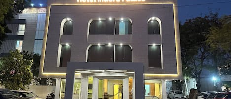 Vista frontal de la propiedad