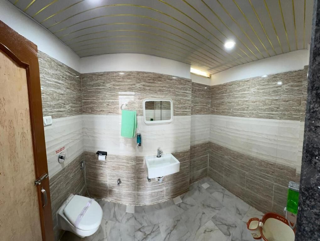 Produtos de toalete grátis, secador de cabelo, chinelos 