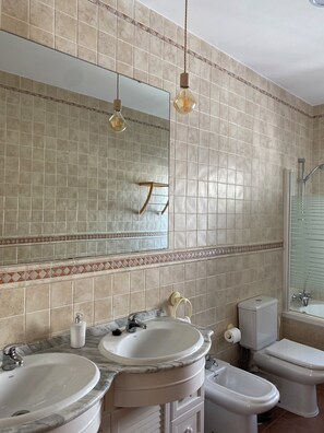Shower, jetted bath, hair dryer, bidet - Private villa with pool in Chiclana (Chiclana de la Frontera)
