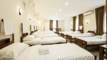 Caja de seguridad en la habitación y escritorio