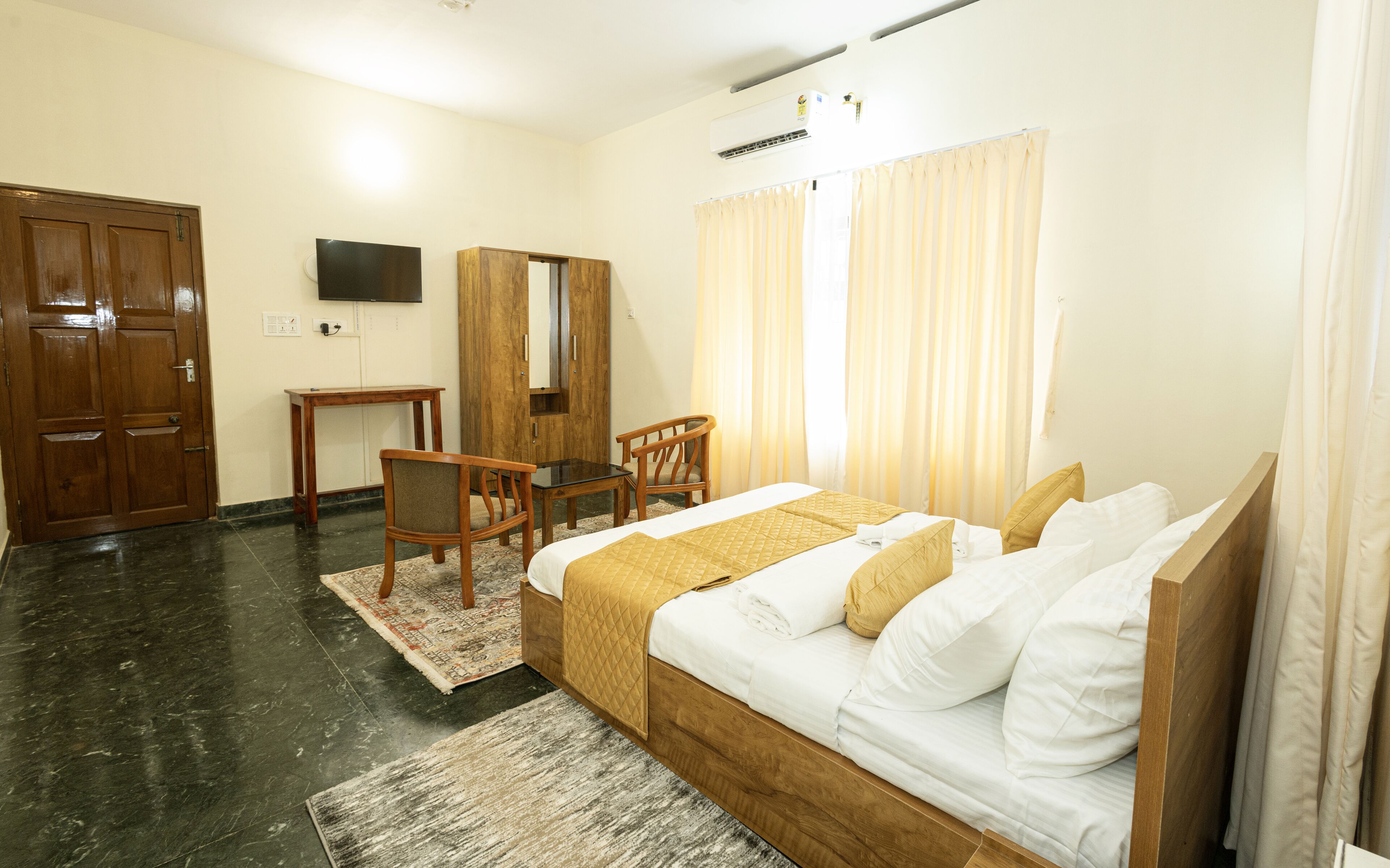 Deluxe Double Room, Garden View | In-room safe, desk, laptop workspace, iron/ironing board