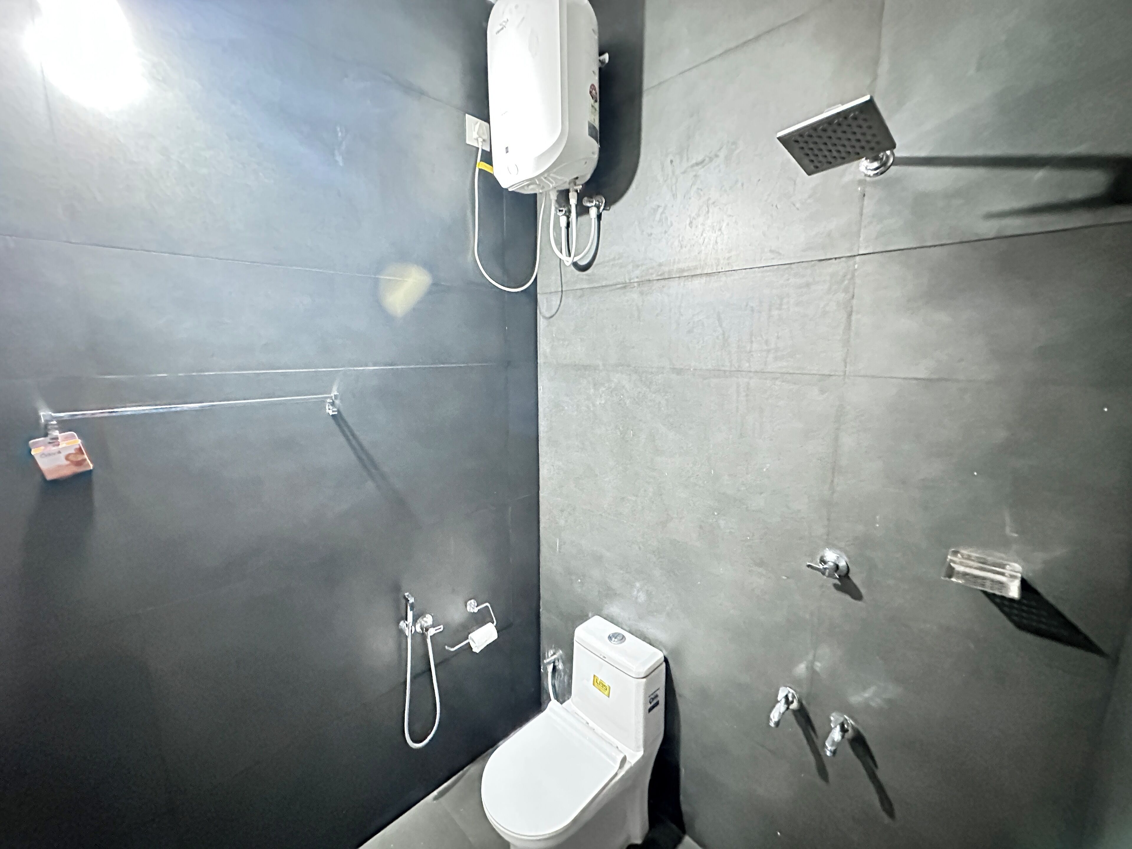 Un baño moderno con inodoro, ducha y bidé.