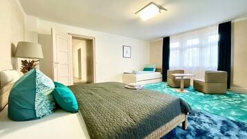 4 soverom, skrivebord, strykejern/-brett og reiseseng for barn