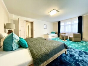 4 Schlafzimmer, Schreibtisch, Bügeleisen/Bügelbrett, Reisekinderbett