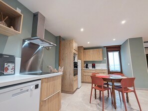 Fridge, microwave, dishwasher - Countryside house in Anjouin with air conditioning and wifi (Anjouin)