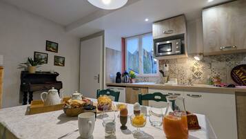 Microwave, dishwasher