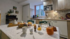 Una cocina moderna con una mesa para desayunar, microondas y ventana con vistas.