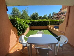 Outdoor dining - 2-room Apartment Ground Floor with Terrace (Argelès-sur-Mer)