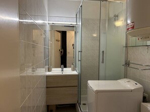 Bathroom - 2-Room Apartment with Garage - Bormes-les-Mimosas (Bormes-les-Mimosas)