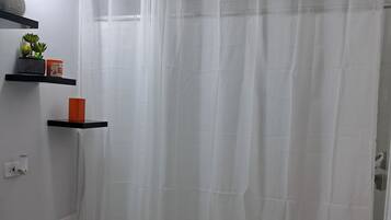 Hårføner, bidé, håndklær og såpe