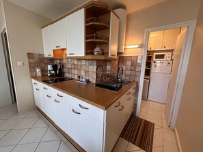 Fridge, microwave, oven, stovetop - Apartment near the beach, balcony, private parking (Saint-Hilaire-de-Riez)