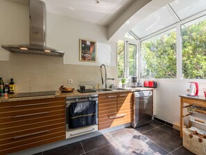 Wasserkocher mit Kaffee-/Teezubehör, Kühlschrank, Mikrowelle, Ofen
