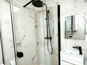 Bathroom - Studio with panoramic mountain view - 2 guests (Font-Romeu-Odeillo-Via)