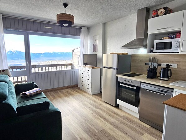 Jääkaappi, uuni, astianpesukone, kahvin-/teenkeitin